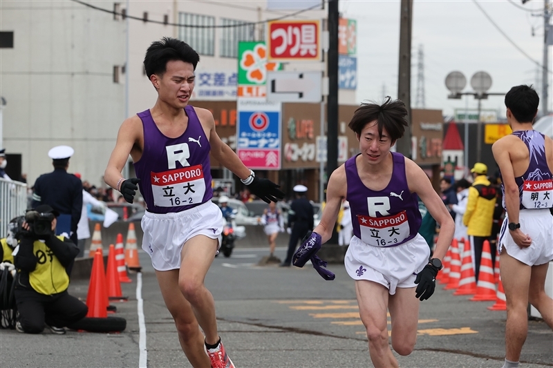 前回大会で2区・國安から3区・馬場への中継