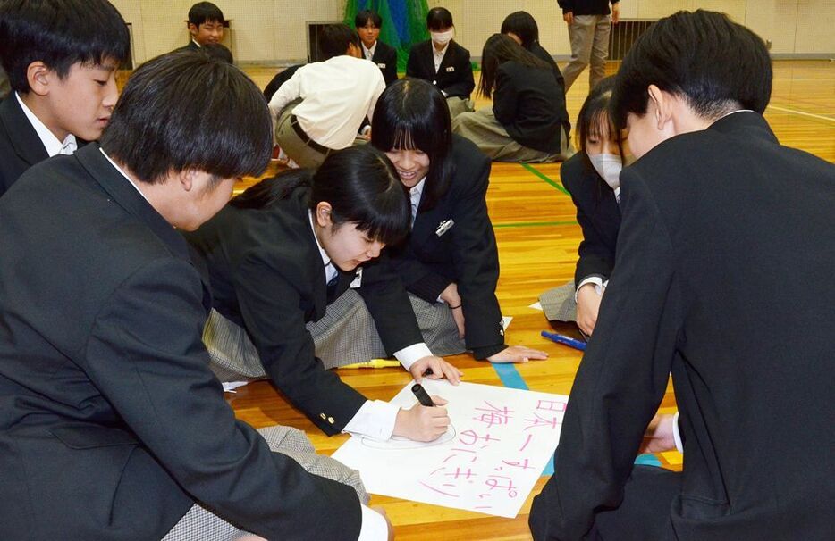 神島高校生と一緒に、新しい梅おにぎりを考える上南部中学生（１６日、和歌山県みなべ町東本庄で）