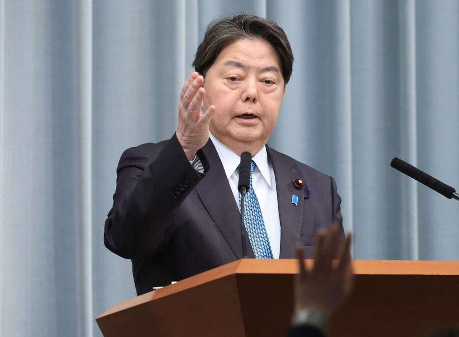 記者会見する林芳正官房長官＝24日午前、首相官邸（春名中撮影）