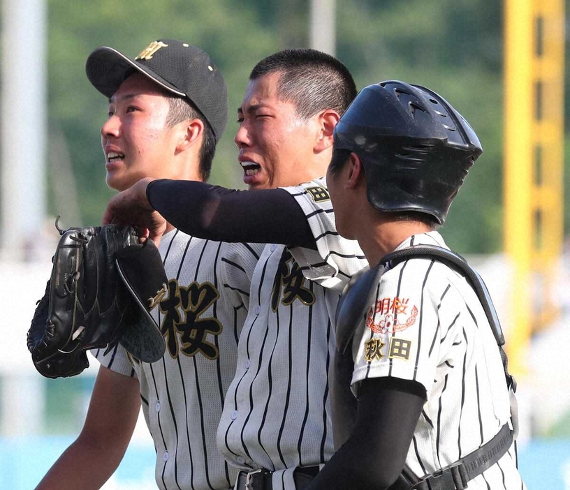 19年、夏の高校野球秋田大会決勝でサヨナラ打を浴び、涙を見せた明桜時代の工藤（中央）