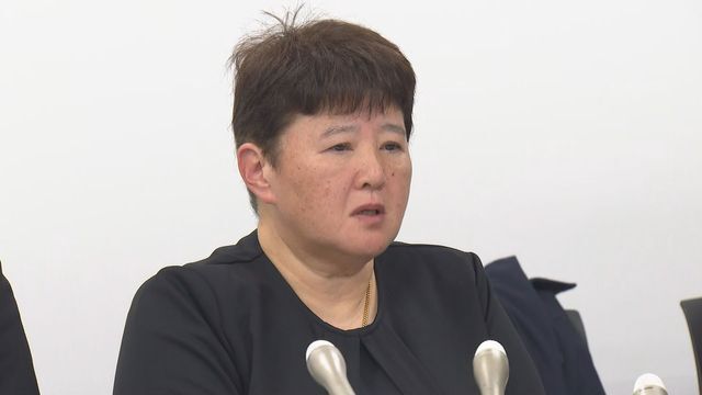 判決後に会見する渡邊崇寿さんの母・美智代さん