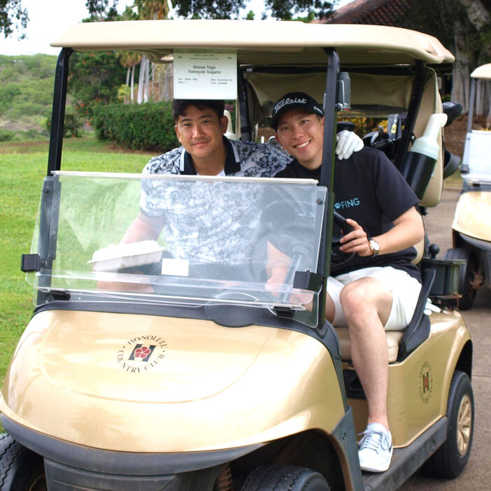 優勝旅行先のハワイでゴルフを楽しんだ菅野智之（左）と戸郷翔征