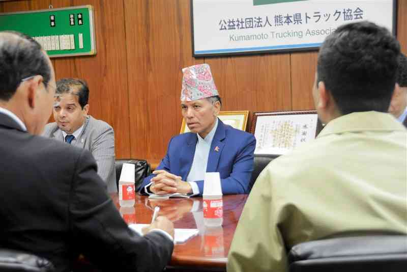 熊本県トラック協会の幹部と特定技能制度と人材の送り出しについて意見交換するネパールのドゥルガ・バハドゥール・スベディ駐日大使（中央奥）＝10月31日、熊本市東区