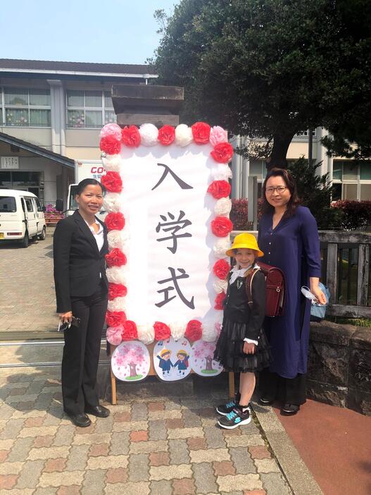 左ノックさん　右松本くみさん　長女・みかさんの小学校の入学式