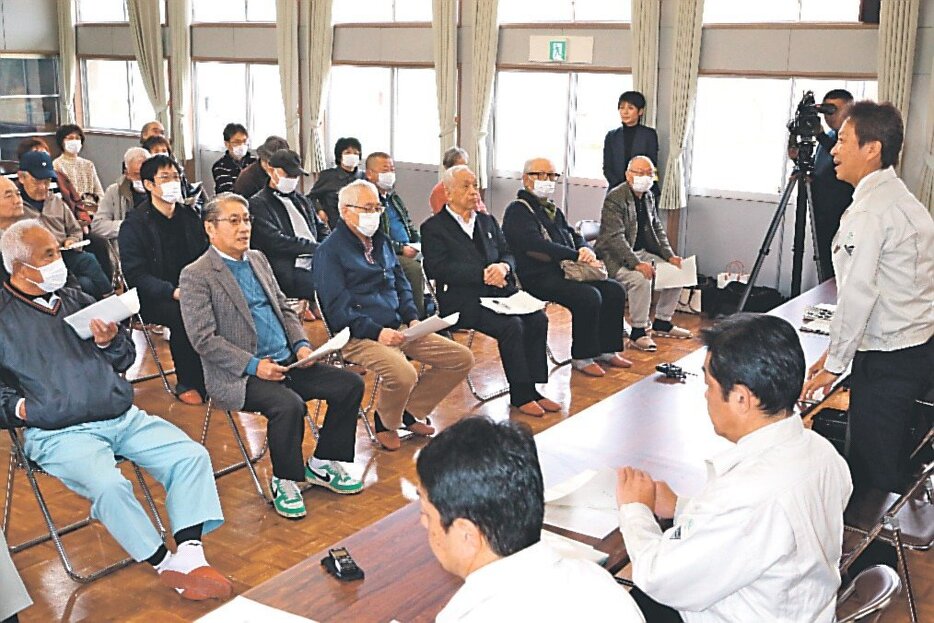 北大町、栄町の住民との意見交換会であいさつする菊地市長（右）＝氷見市の北加納コミュニティセンター