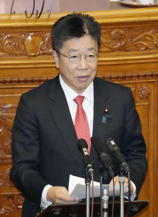 参院本会議で報告する加藤財務相＝20日午前