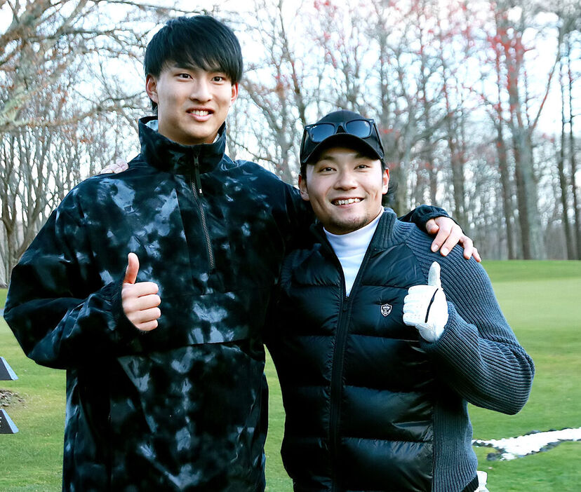 納会ゴルフ後に笑顔を見せる日本ハム・伊藤大海（左は達孝太）