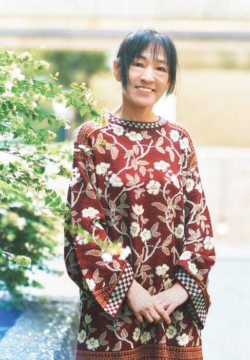 谷川直子（たにがわ・なおこ）さん●1960年、神戸市生まれ。2012年『おしかくさま』で第49回文藝賞を受賞。著書に『断貧サロン』『四月は少しつめたくて』『世界一ありふれた答え』『私が誰かわかりますか』『あなたがはいというから』『愛という名の切り札』...