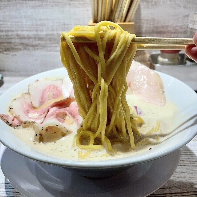 中太麺とスープの相性が素晴らしい