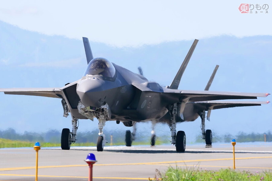 訓練のために三沢基地から発進するF-35。現在、第301飛行隊と第302飛行隊の2つの部隊があるが、パイロットの機種転換課程教育を行っているのは第302飛行隊だけである（布留川 司撮影）。