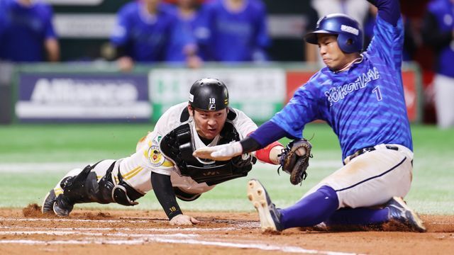 DeNA桑原将志選手をタッチアウトする甲斐拓也選手(写真：時事)