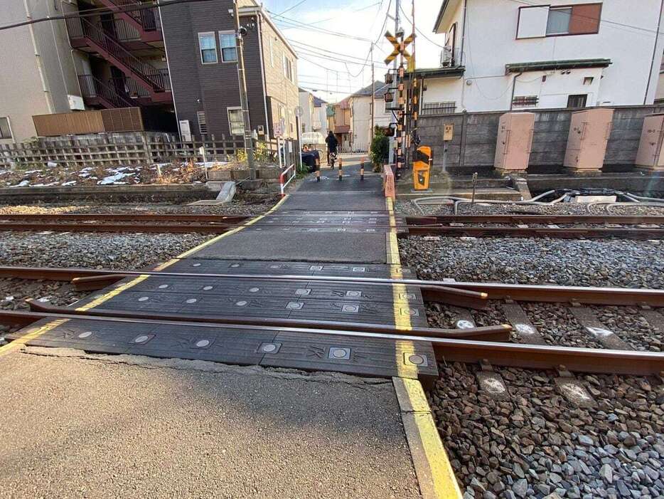 男性が列車にはねられて死亡した東武東上線の踏切＝今年2月、東京都板橋区（内田優作撮影）