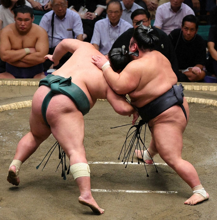 2023年秋場所2日目、錦木（左）を左で突き落とす貴景勝