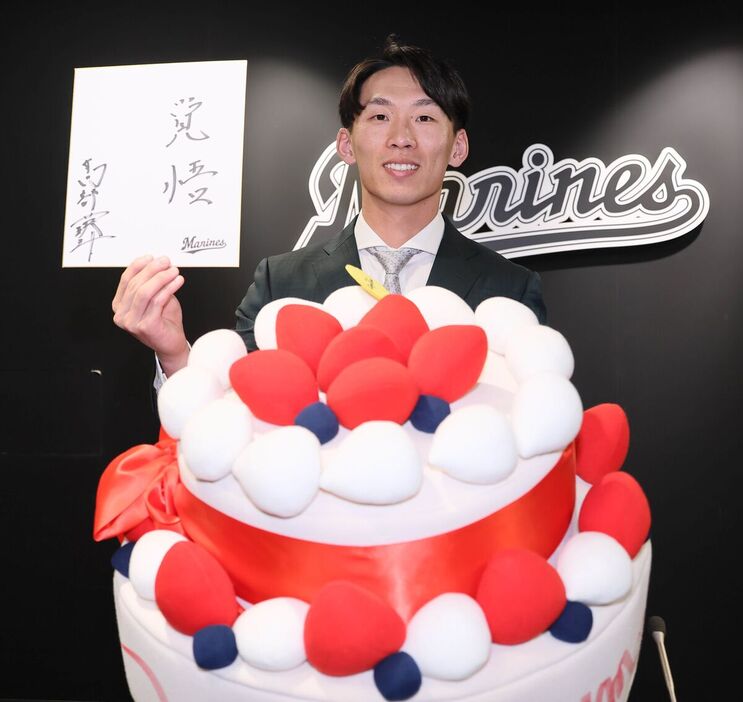 高部瑛斗は、誕生日の契約更改にアップでサインした（カメラ・佐々木　清勝）