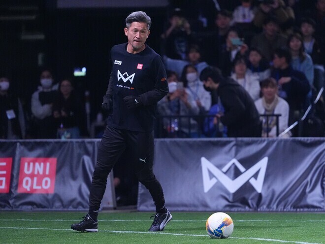 ４v４で会場を盛り上げたカズ。写真：田中研治（サッカーダイジェスト写真部）