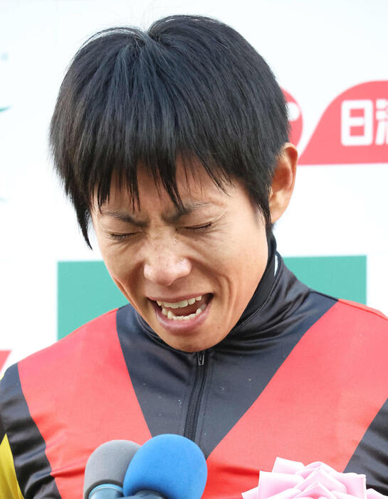 優勝インタビューで感極まる北村友騎手（撮影・丹羽敏通）