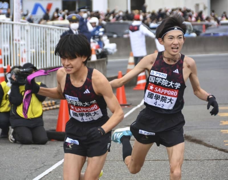 ２０２４年１月の箱根駅伝で３区の青木瑠郁（左）にたすきをつなぐ国学院大２区の平林清澄＝１月２日