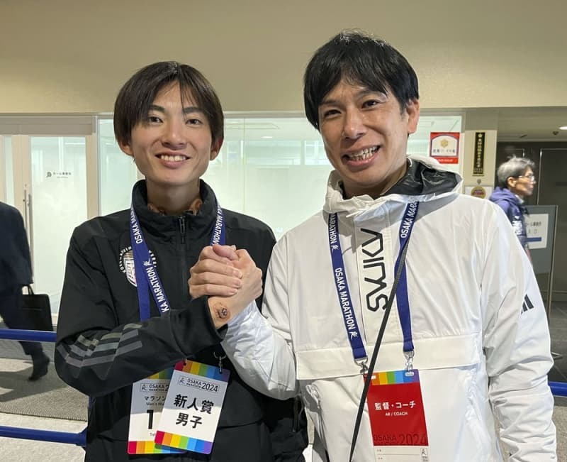 大阪マラソンで優勝し、ポーズをとる国学院大の前田康弘監督（右）と平林清澄＝２月２５日、大阪市