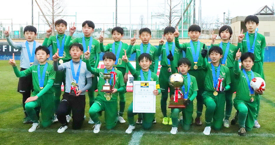 優勝したヴェルディサッカースクール岩手Ｕ１２の選手たち