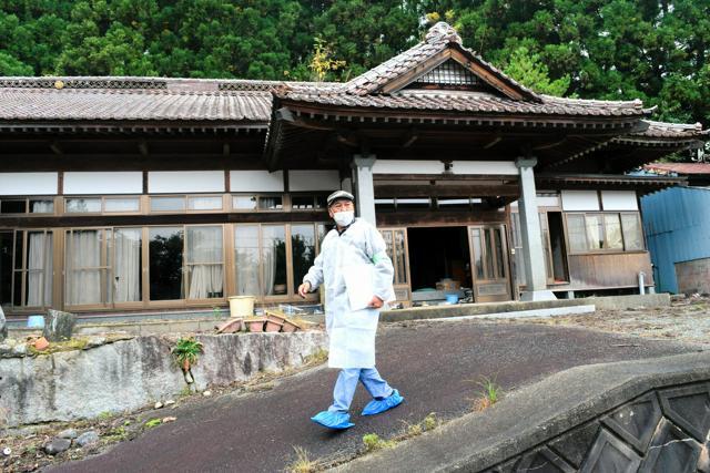 原発事故による避難指示が続く自宅に一時的に戻った末永一郎さん=2024年10月18日、福島県浪江町津島、波多野陽撮影