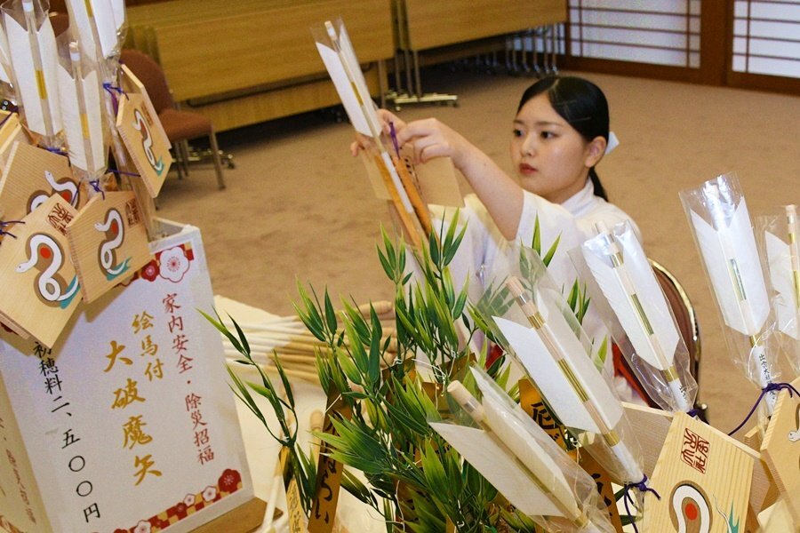 破魔矢など縁起物の準備をする巫女＝出雲市大社町杵築東、出雲大社