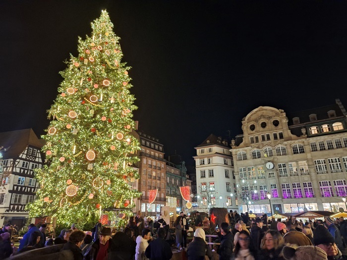 巨大なクリスマスツリーが存在感を誇るクリスマスマーケット。