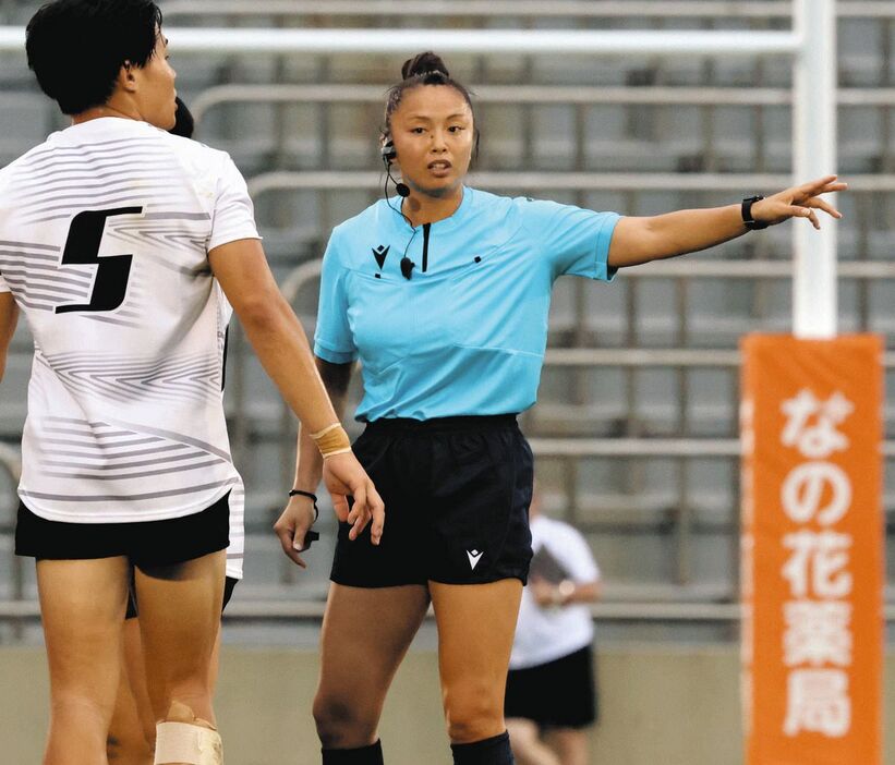 ラグビーリーグワンに女性で初のレフェリーを務めることが決まった桑井亜乃さん（７月のジャパンセブンズで）