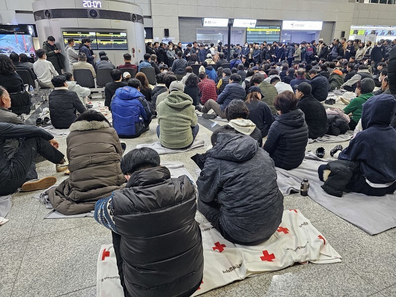 韓国南西部・務安国際空港での旅客機炎上事故を受け、身元確認のために空港内で待機する乗客の遺族ら＝全羅南道務安郡で2024年12月29日午後8時7分、日下部元美撮影