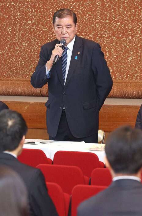 懇談会の冒頭であいさつする、石破茂首相＝8日午前、党本部（鴨志田拓海撮影）