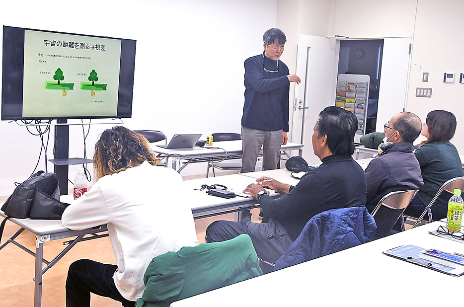 与論町の地元ガイド団体主催で初めて開講した星空案内人講座＝8日、鹿児島県与論町