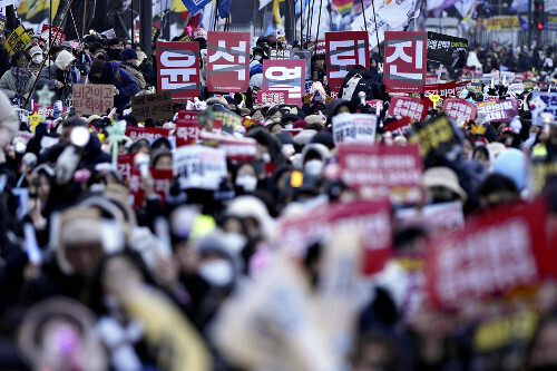 尹錫悦大統領の逮捕を求める人たちの集会（２１日、韓国・ソウルで）＝ＡＰ