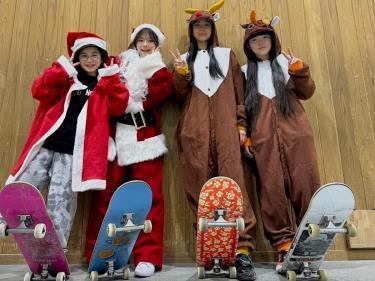 クリスマスイベントで地元のスケーターと(Flora提供)