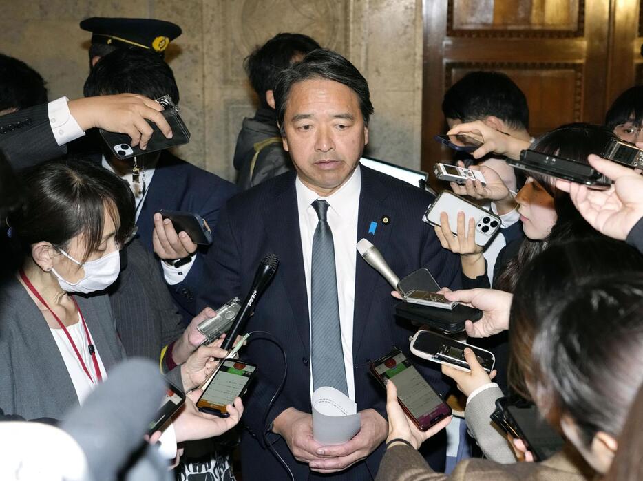 自公との会談を終え、取材に応じる国民民主党の榛葉幹事長（中央）＝20日午後、国会