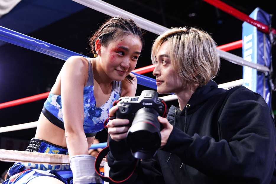 リング際で見つめ合うほこ美(奈緒)と海里(玉森裕太)