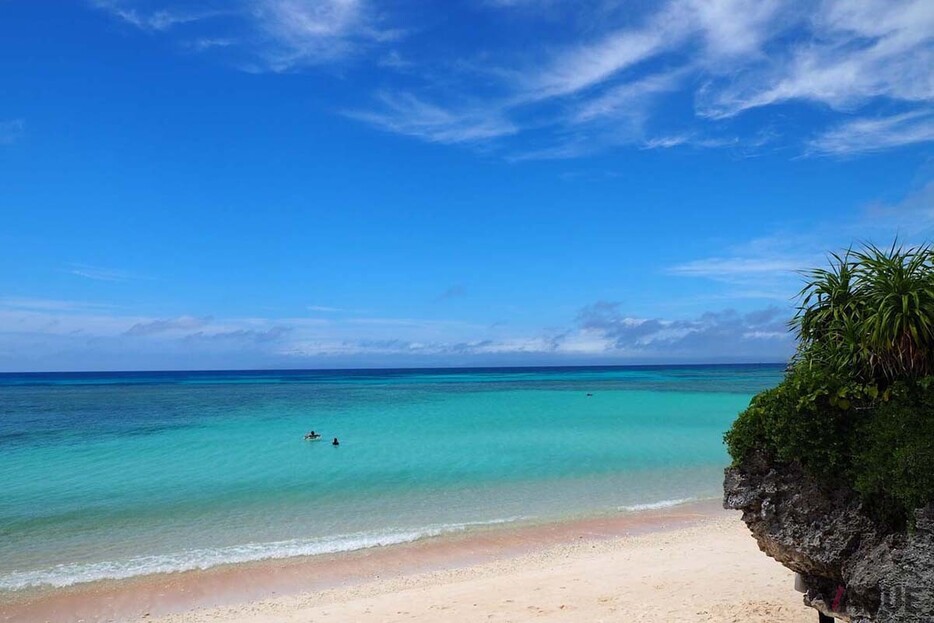 日本一美しいビーチと言われる波照間島の「ニシ浜」。透明度も高く、この穏やかな海辺でまったり過ごすのがおすすめ