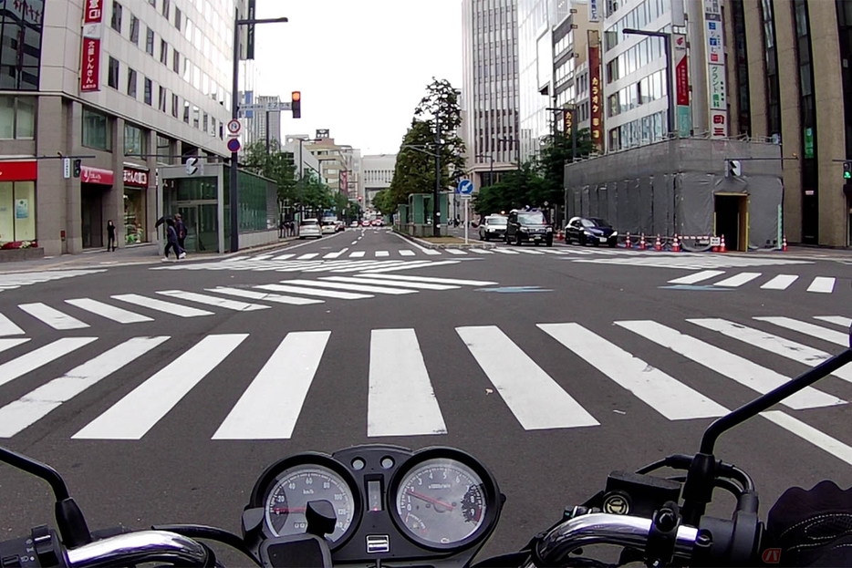 煽り運転に遭った場合、まず第一にやってほしいことは、相手車両から離れること