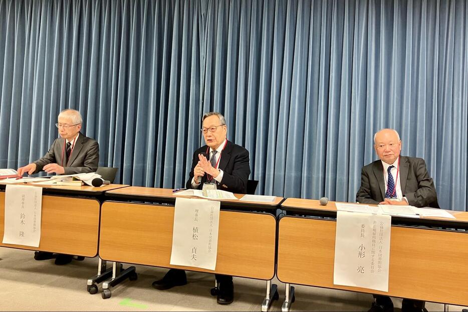 会見する日本図書館協会の植松貞夫理事長（真ん中）ら（2024年12月13日、弁護士ドットコム撮影）