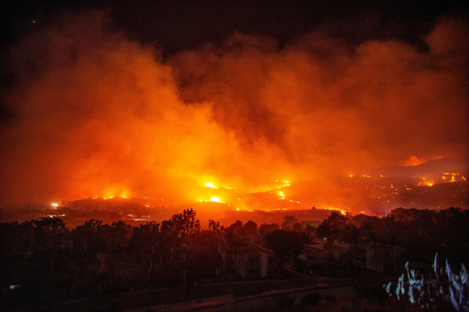 　１２月１２日　米カリフォルニア州ロサンゼルス郊外マリブで９日発生した山火事「フランクリン」は、風向きや天候が幸いし消火活動が進んでいるものの、現地では６３００人が自宅から避難し、学校や企業が閉鎖されている。写真は１０日、カリフォルニア州マリブで撮影（２０２４年　ロイター／Ringo Chiu）