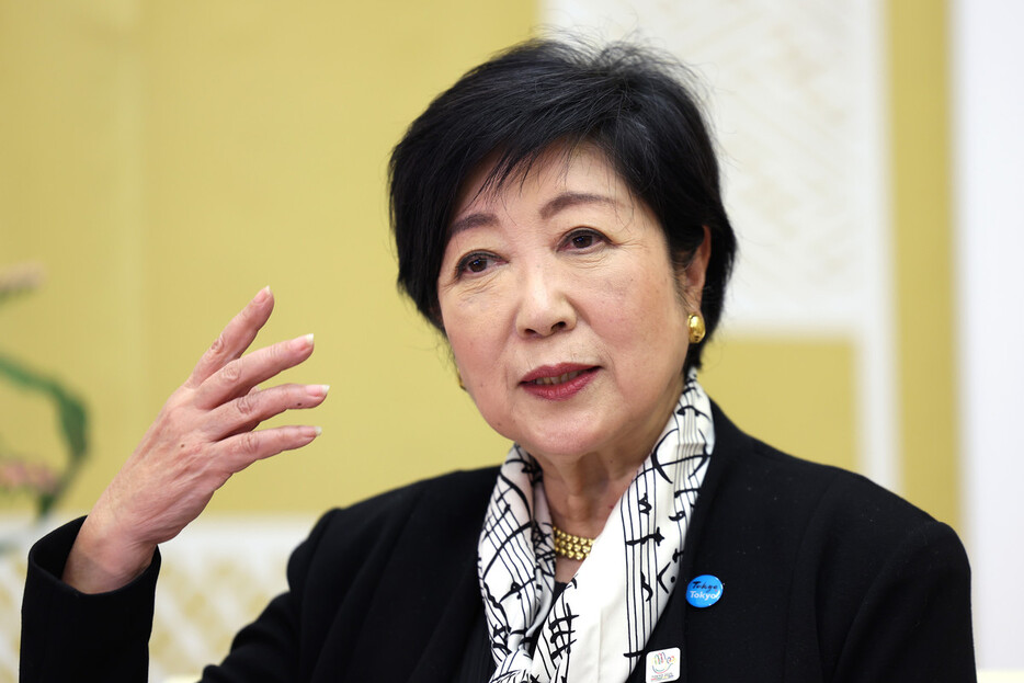 インタビューに答える東京都の小池百合子知事＝２７日午後、都庁