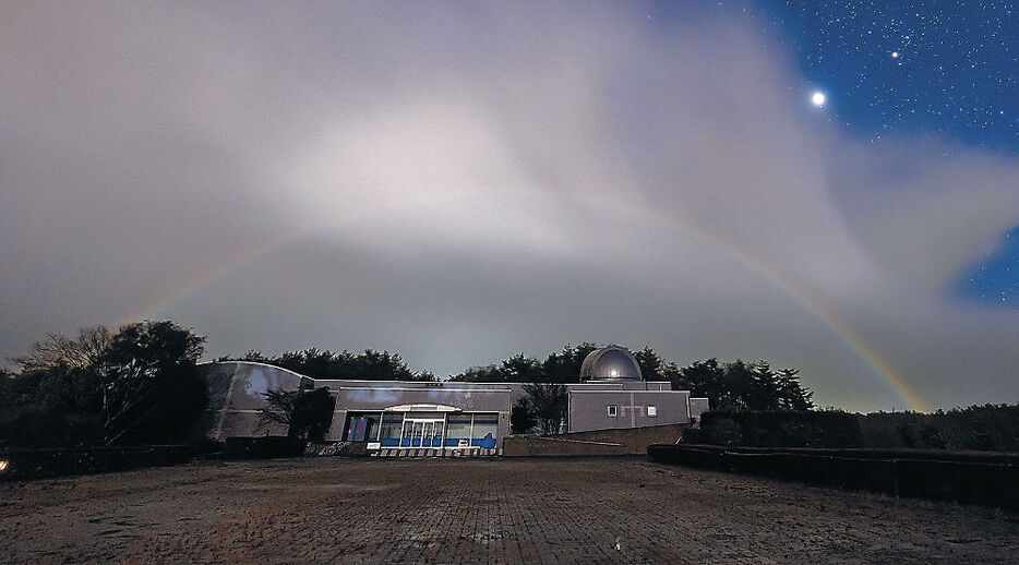 撮影された月虹＝６日午後７時、能登町の県柳田星の観察館「満天星」（同館提供）