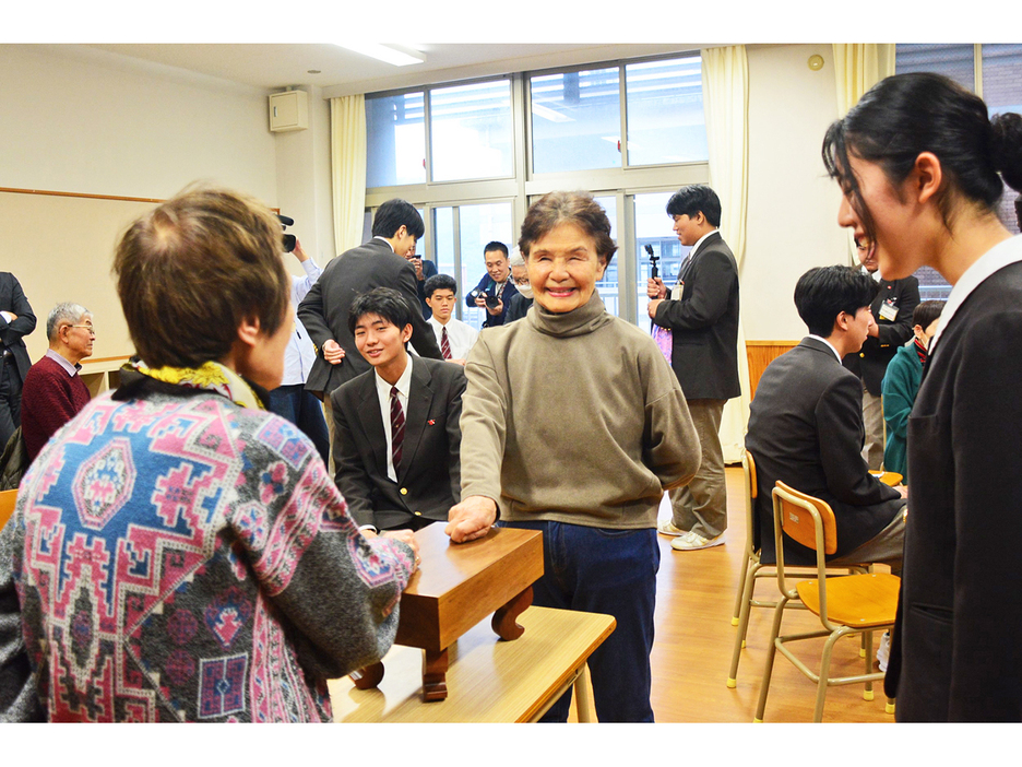 生徒らが企画した体験イベントでナンコに白熱する観光客＝7日、鹿児島県奄美市名瀬