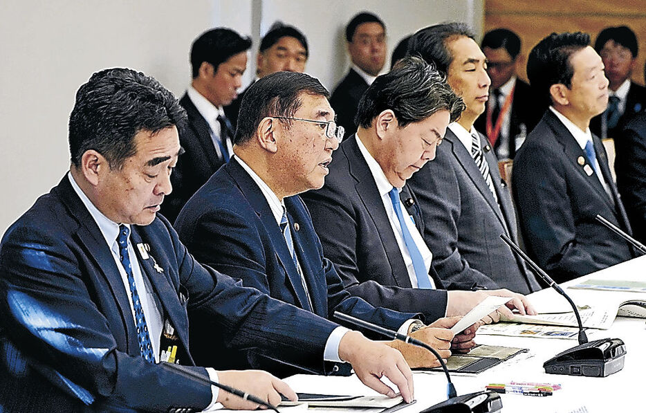 能登半島地震の復旧・復興支援本部の会議で発言する石破首相＝３日午前、首相官邸