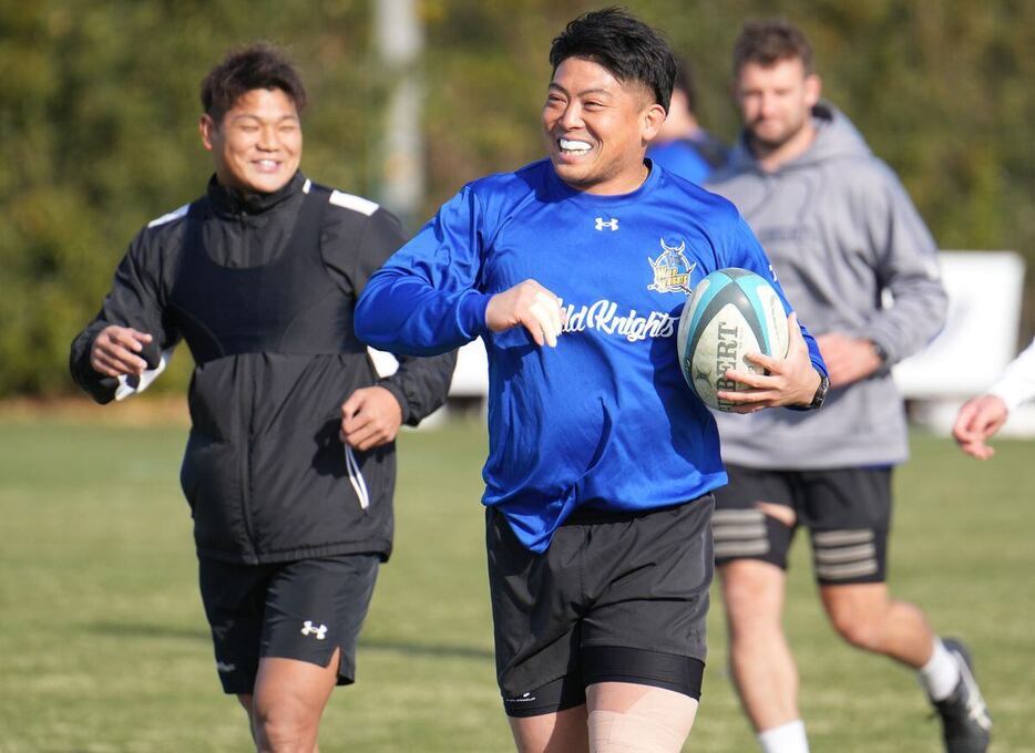 開幕を控え笑顔で練習に参加するパナソニック・坂手淳史＝埼玉県熊谷市（撮影・加藤圭祐）