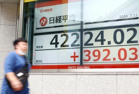 今年7月、日経平均株価は史上初めて4万2000円を超えた（写真：つのだよしお/アフロ）