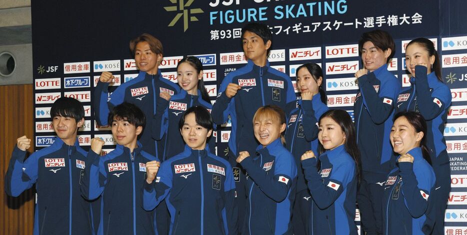 記者会見で集合写真に納まる選手たち（前列左から）。壷井達也、佐藤駿、鍵山優真、坂本花織、千葉百音、樋口新葉（後列同）森口澄士、長岡柚奈、三浦璃来、木原龍一、吉田唄菜、森田真沙也