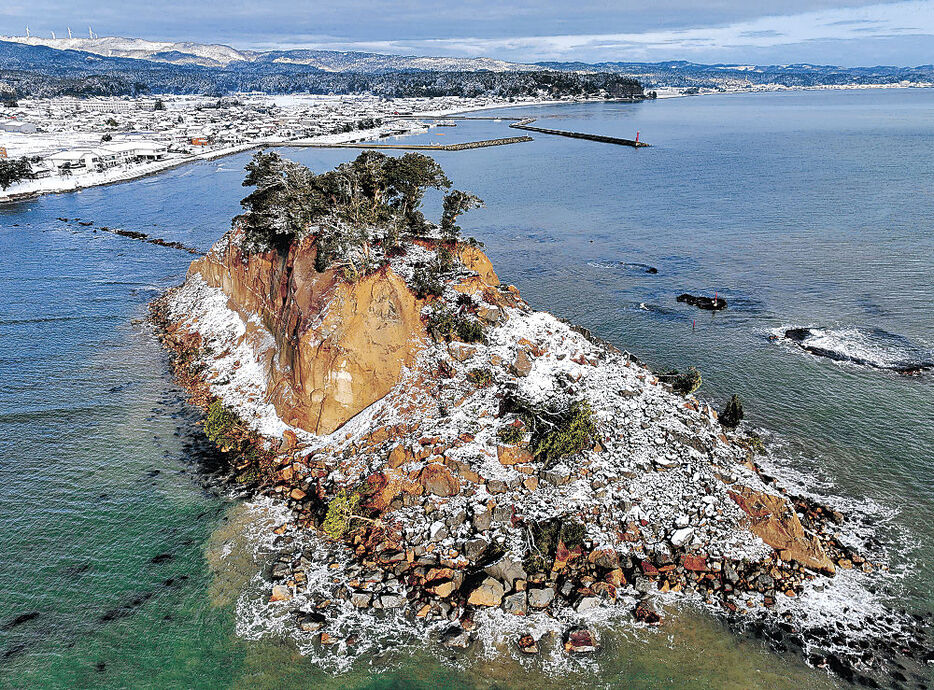 能登半島地震で大規模に崩壊した見附島＝今年１月（ドローンから撮影）