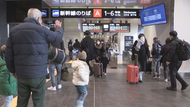 快適な旅と家族との再会に笑顔＝30日午前10時すぎ、ＪＲ福井駅