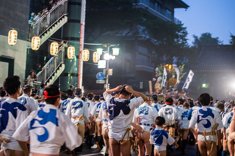 旧市街を駆ける博多祇園山笠（写真／PIXTA）