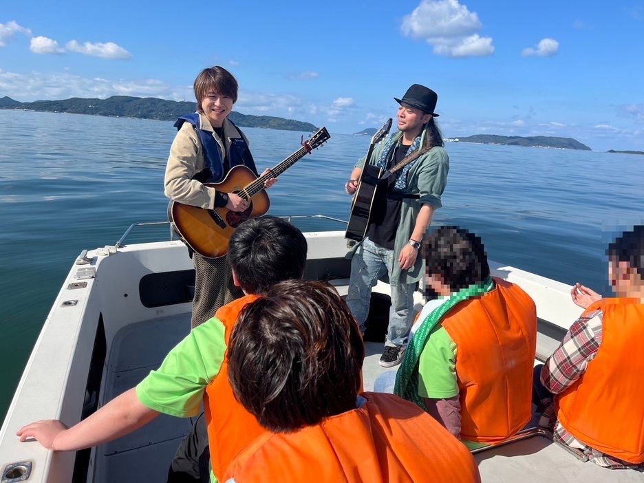 船の上で魚釣り体験をしてほしいと、船を購入した川上さん。船上ではチキンナゲッツの二人の演奏を聞いたり、船の上から花火を見たり、貴重な経験となっている