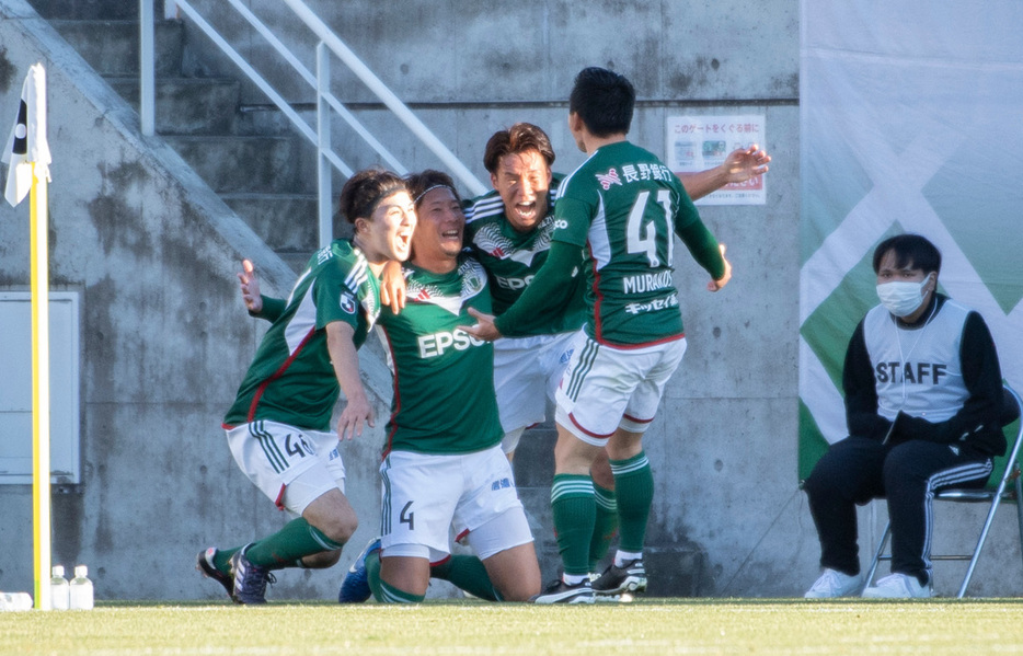 同点弾を決めた野々村鷹人(中央右)と詰めていた高橋祥平(中央左)